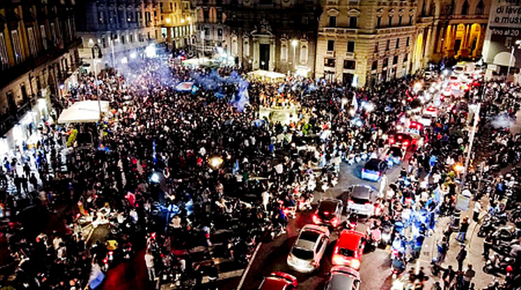 Június 18-án a Napoli szurkolói ünneplik  a Juventus elleni győzelmet./ Fotó: MTI/EPA/ANSA/Ciro Fusco