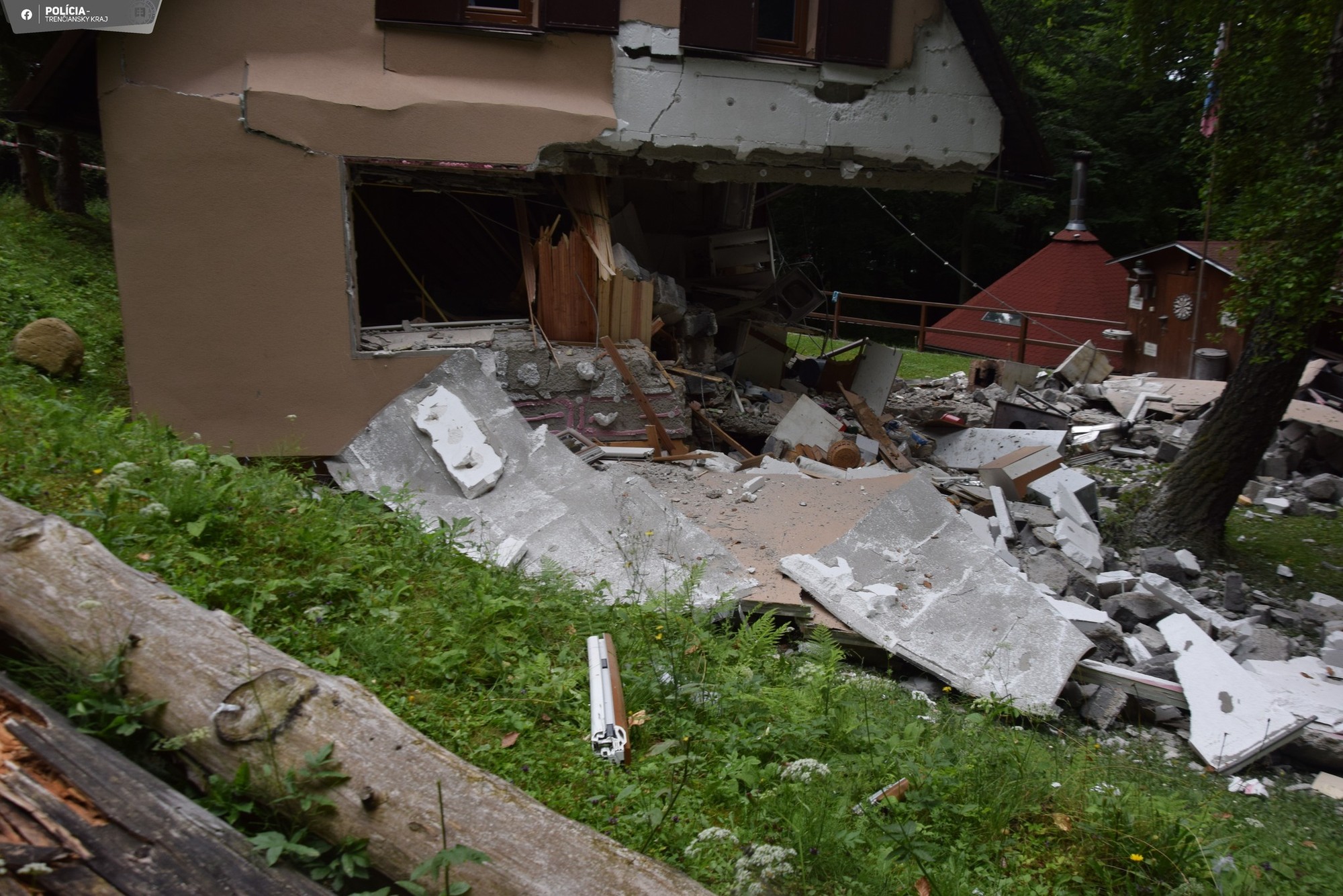 Chata bola výbuchom poškodená natoľko, že hrozí nebezpečenstvo zrútenia časti budovy.