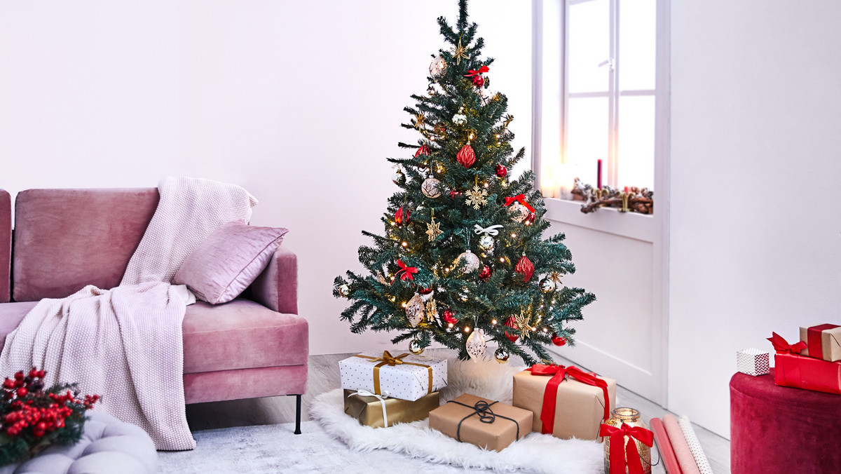 Dekorowanie domu to jeden z elementów obchodów Bożego Narodzenia. Świąteczne ozdoby wprowadzają niepowtarzalny klimat i pomagają celebrować ten szczególny czas. Do wyboru mamy całą gamę dekoracji. Zasadniczo dzielą się na tradycyjne i nowoczesne. Podpowiadamy, które wybrać