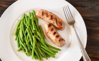 Koniec z wege-burgerem? PE głosuje ws. zakazu nazw 'kiełbasa' i 'stek' dla produktów roślinnych