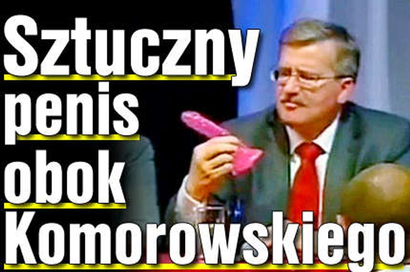 Sztuczny penis obok Komorowskiego