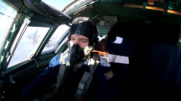 Rosyjski pilot w kabinie bombowca strategicznego Tu-95MS