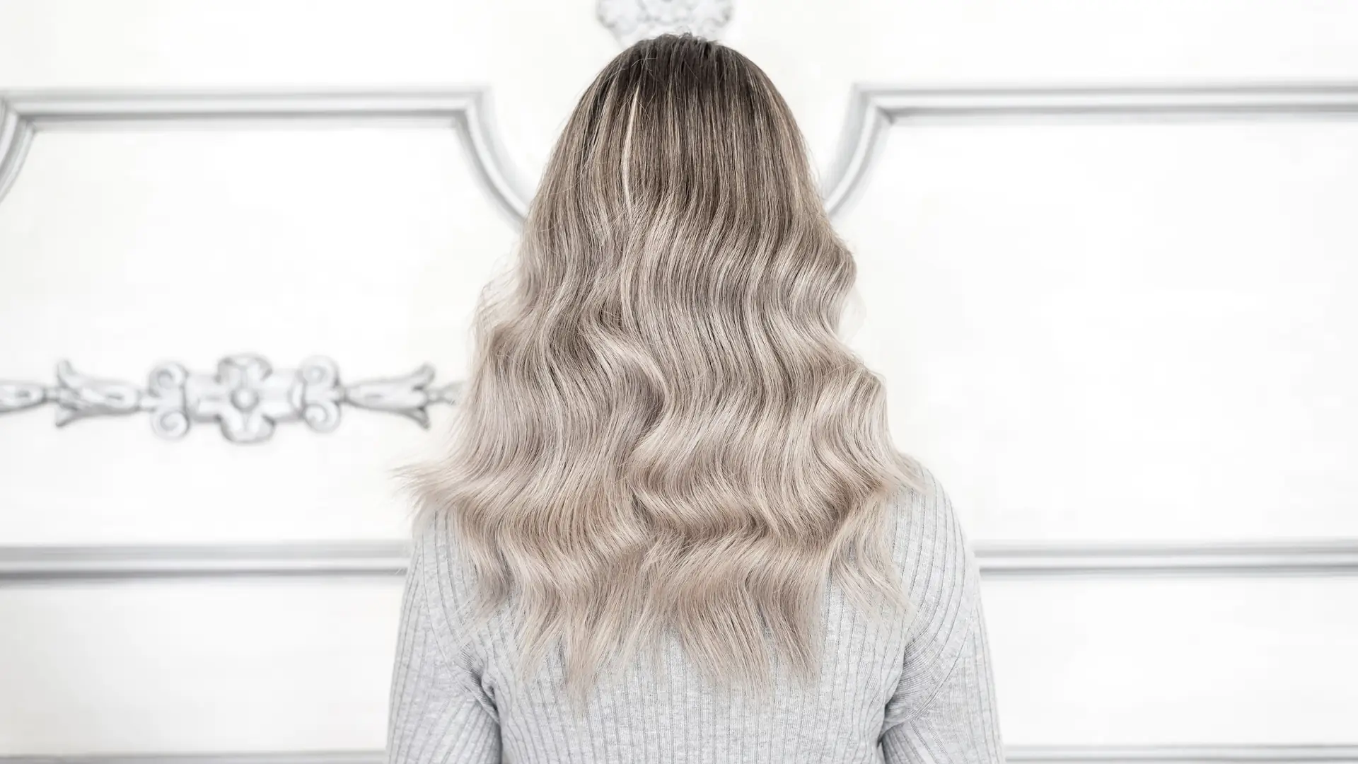 Sombre blond to trend, który podbija Instagram. Włosy wyglądają jak rozjaśnione od słońca