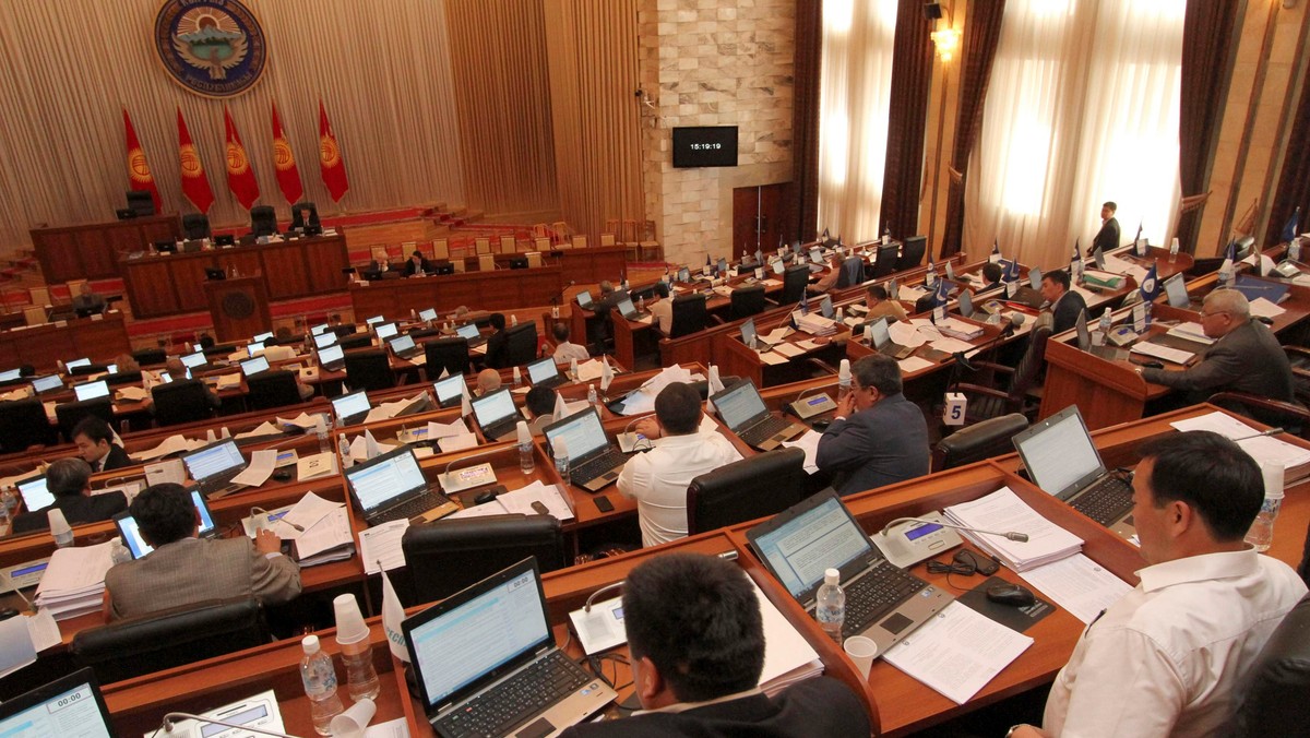 Parlament Kirgistanu przegłosował dzisiaj, że Stany Zjednoczone muszą zlikwidować swą bazę lotniczą w Manas pod Biszkekiem do lipca 2014 roku. Ustawa dotycząca wygaśnięcia umowy o dzierżawie bazy przeszła 91 głosami, przy 5 głosach sprzeciwu.