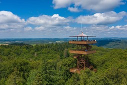 Wieża widokowa Wieżyca, z której można podziwiać panoramę Kaszubskiego Parku Krajobrazowego