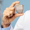 Implantabilni kardioverter-defibrilator (ICD) je mali uređaj koji stalno nadgleda srčani ritam i automatski daje elektrošokove u slučaju opasnih aritmija