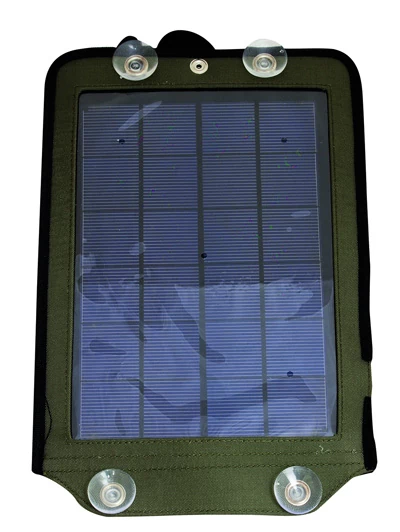 Dzięki specjalnemu etui, ładowarka solarna jest dość odpornym na warunki atmosferyczne urzadzeniem. Bez problemu można ją podwiesić do plecaka