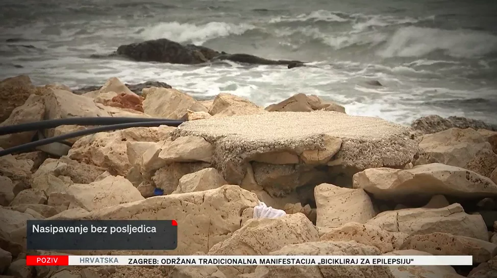 Chorvátska pláž je zdevastovaná.