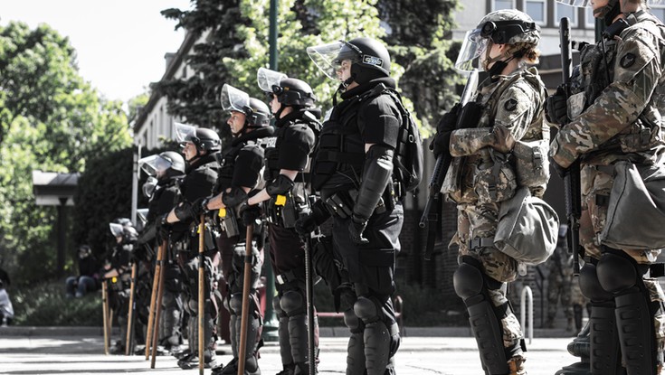 Trump grozi własnemu narodowi. Chce użycia 219-letniej ustawy. Wojsko na ulicach Minneapolis?