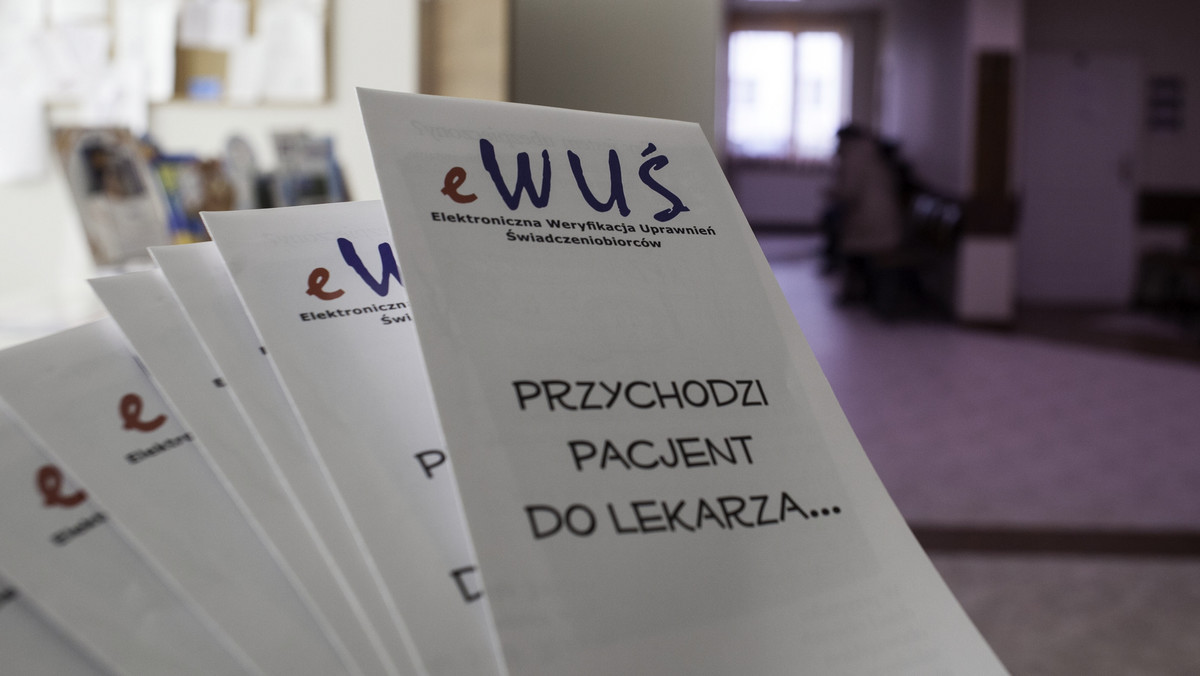 W większości placówek ochrony zdrowia w Polsce system eWUŚ działał w środę sprawnie i bez problemów; pacjenci potwierdzali ubezpieczenie na podstawie nr PESEL. Zdarzały się przypadki, że konieczne było powtórzenie weryfikacji w systemie, wdrożonym 1 stycznia.