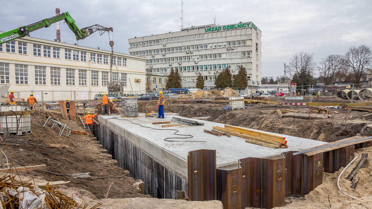 Gotowe są już betonowe konstrukcje obiektu po zachodniej stronie ulicy. Prace związane z budową tunelu pod torami kolejowymi w warszawskim Międzylesiu, bo o niego chodzi, przenoszą się na drugą stronę torowiska. W związku z tym zamknięta zostanie wschodnia jezdnia ulic Patriotów i Szpotańskiego. Planowane są zmiany w komunikacji. Tak będzie do lipca.