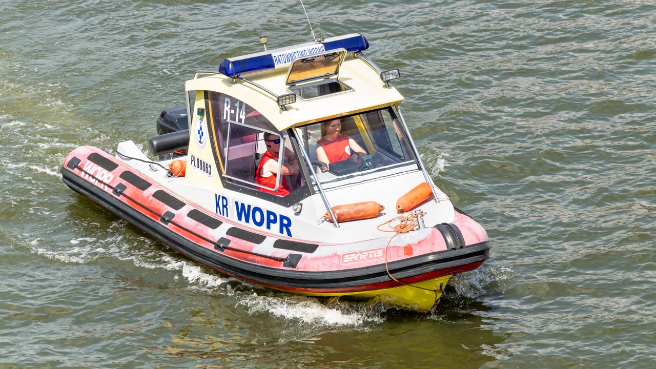 Akcja poszukiwawcza nastolatków na jeziorze. Tragiczne informacje