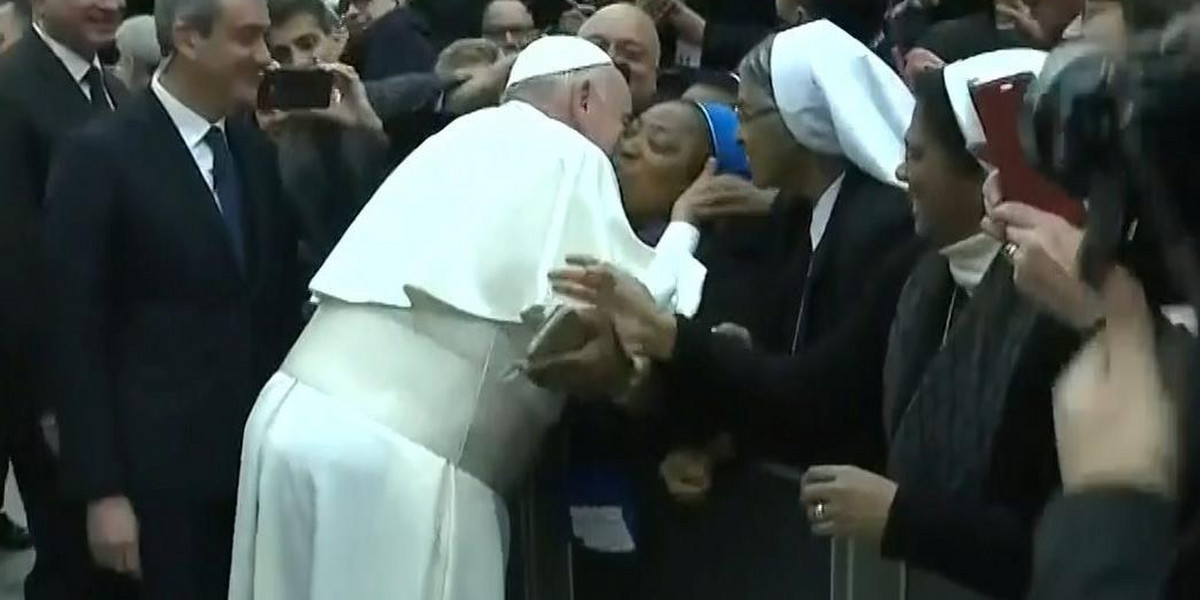 Papież prosił, by pocałowana go nie pogryzła 