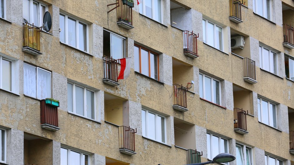 Co Polacy potrafią wyrzucić przez okno czy balkon? Zdj. ilustracyjne