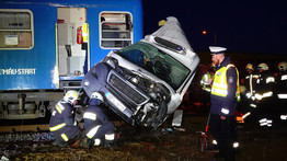 Brutális baleset Táborfalva és Lajosmizse között: vonattal ütközött egy autó, a sofőr súlyosan megsérült 
