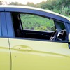 Auto sa spuštenim prozorom