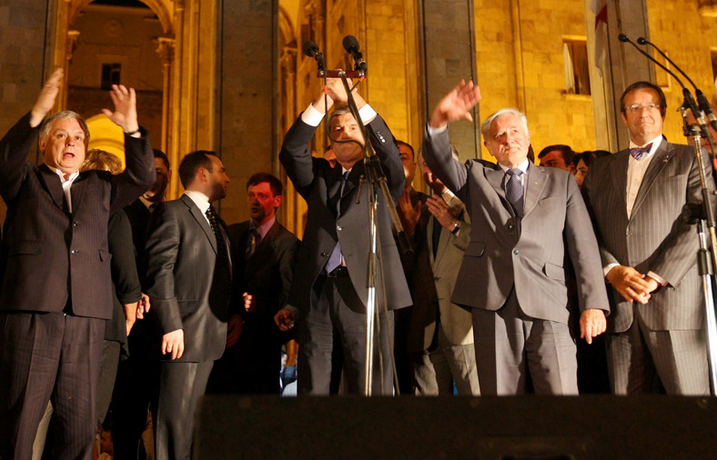 Od lewej: prezydent Polski Lech Kaczyński, prezydent Ukrainy Wiktor Juszczenko, prezydent Litwy Valdas Adamkus i prezydent Estonii Toomas Hendrik Ilves podczas wiecu w Tbilisi, 12 sierpnia 2008 r.
