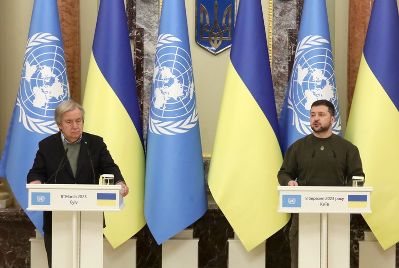 António Guterres y el presidente ucraniano Volodymyr Zelensky, durante la visita del ministro a Kiev, el 8 de marzo de 2023.