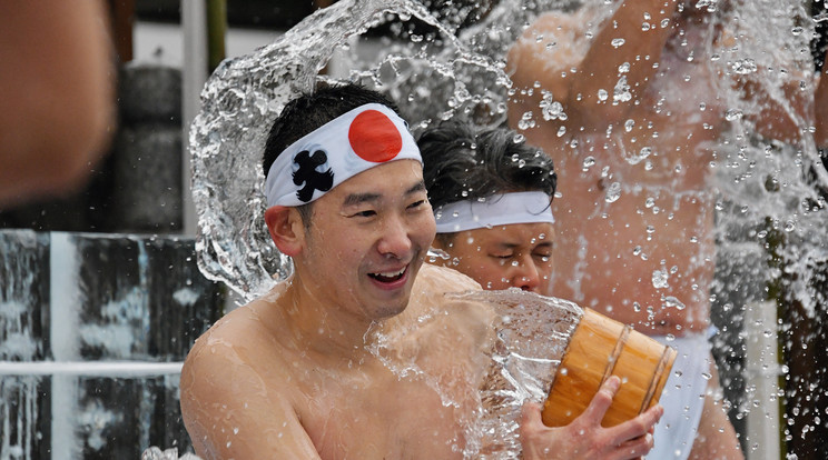 40 férfi fürdőzött a hideg vízben / Fotó: Profimedia