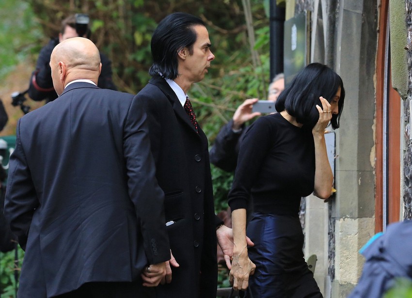 Nik Kejv sa suprugom