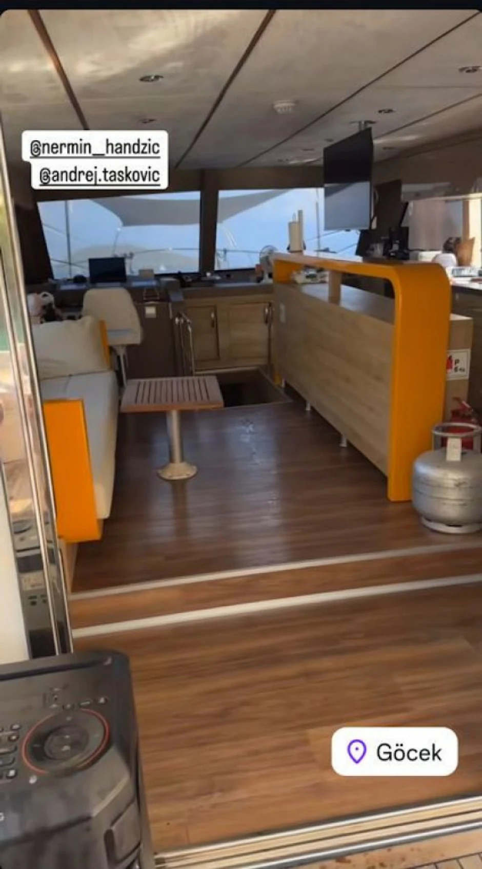 Viki sa porodicom na jahti