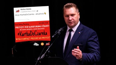 Dzień Nauczyciela 2022. Zamiast kwiatów chcą "kartek dla Czarnka"