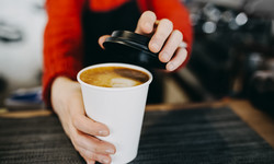 W której z sieciówek kawa ma najwięcej kofeiny? Różnica jest kolosalna