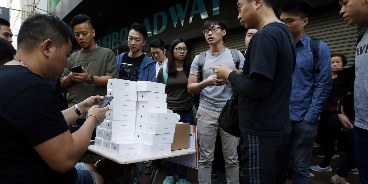 Scalpers are already reselling the iPhone X outside of Apple Stores