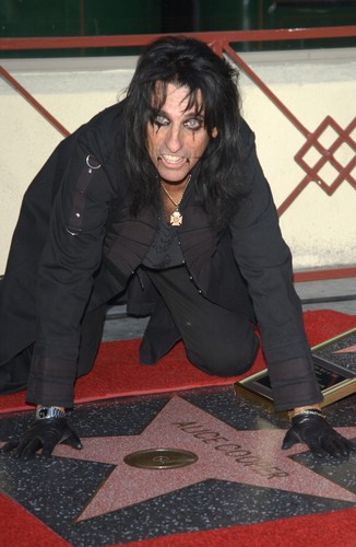 Alice Cooper uhonorowany gwiazdą na Hollywood Walk of Fame – grudzień 2003 roku