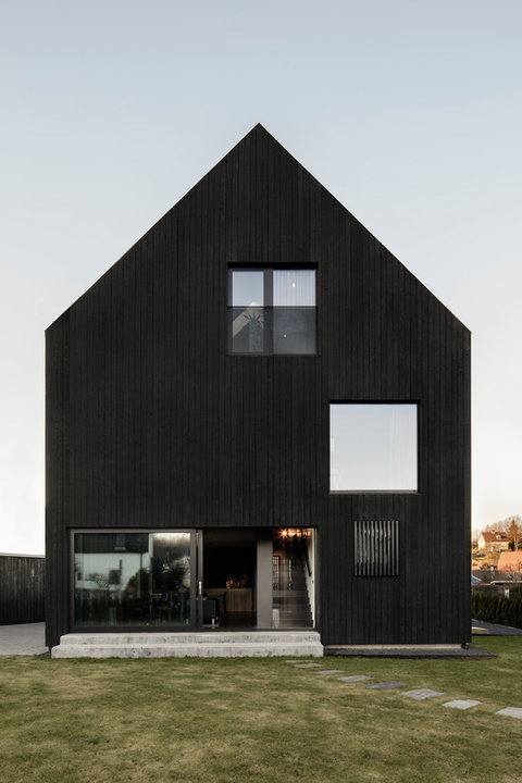 Dom typu: nowoczesna stodoła. Jest cały czarny! 