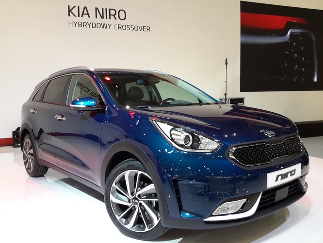 Jesienią tego roku zadebiutują w salonach także dwa nowe modele Kia. Niro to hybrydowa nowość ulokowana pomiędzy modelami Sportage i Cee’d.  W aucie zamontowano akumulatory litowo-jonowe o pojemności 1,56 kWh. Łączna moc zespołu napędowego wynosi 141 koni. Podobnie jak pozostałe modele Niro będzie oferowane wraz z 7-letnią gwarancją.