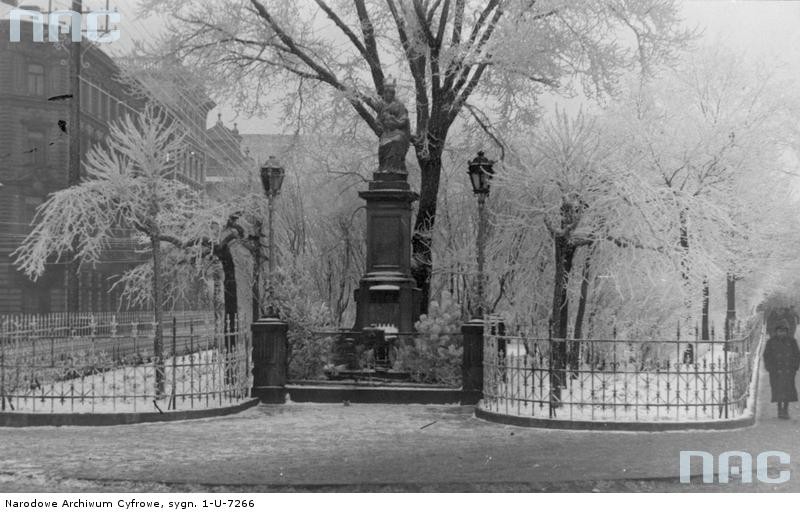 Figura Matki Boskiej Passawskiej na Krakowskim Przedmieściu w Warszawie zimą, 1925-02