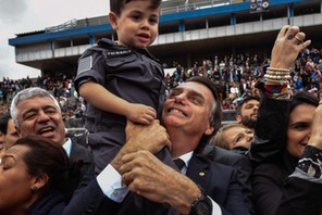 Jair Messias Bolsonaro, populistyczny kandydat na prezydenta Brazylii podczas wręczania dyplomów w szkole wojskowej w Sao Paulo. Fot. Nelson Almeida/AFP