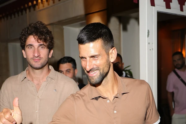 Novak OPIJEN GRLI NAJLEPŠU RUSKINJU NA SVETU i peva joj 'NA UVCE' u provodu BEZ JELENE: Šok slike VASKRSLE posle skoro 20 godina, a evo kad su nastale