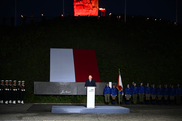 Gdańsk, 01.09.2023. Prezydent RP Andrzej Duda podczas uroczystości przed Pomnikiem Obrońców Wybrzeża na Westerplatte w Gdańsku. PAP/Marcin Gadomski