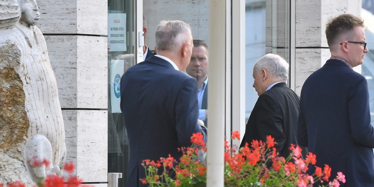 Jarosław Kaczyński wchodzi na spotkanie klubu PiS