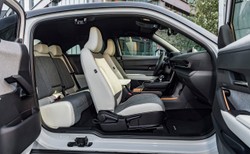 Mazda MX-30 z podwójną dopłatą i w cenie najtańszej CX-30. Japończycy zaskakują