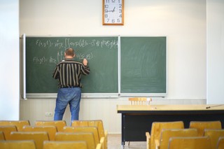 Znikająca kadra. Dlaczego nauczyciele rezygnują z pracy w szkole? Gdzie przechodzą? Jak się wspierają?