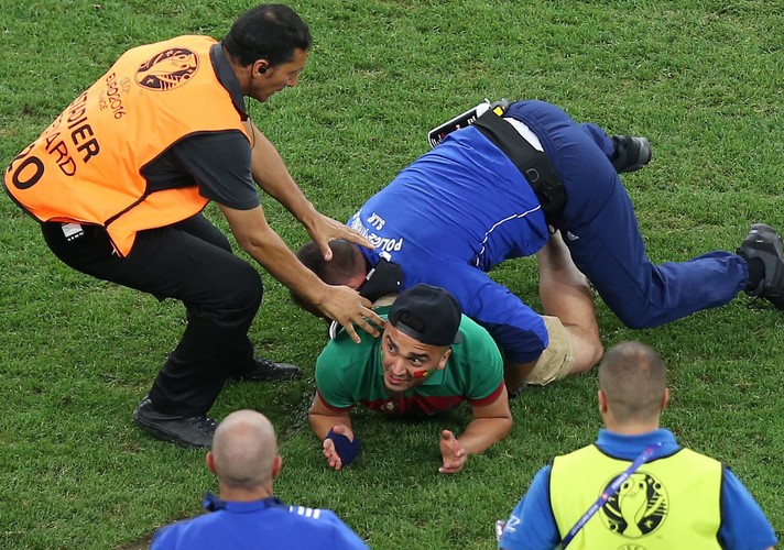 Portugalczycy nie potrafili usiedzieć na miejscu. Wbiegli na boisko. Na szczęście nie... nago