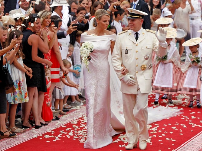 Najsłynniejsze suknie ślubne wszech czasów - Sharlene Wittstock, ślub z księciem Monako, Albertem.