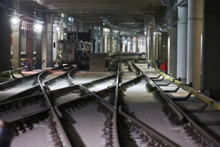 Centralny odcinek II linii metra  połączy lewo- i prawobrzeżną Warszawę. Na długości 6,1 km znajdzie się siedem stacji: Rondo Daszyńskiego, Rondo ONZ, Świętokrzyska (stacja przesiadkowa między liniami metra), Nowy Świat - Uniwersytet (najgłębiej położona stacja metra, zlokalizowana 6 pięter pod ziemią), Centrum Nauki Kopernik, Stadion i Dworzec Wileński. <br><br>Fot. (mr) PAP/Rafał Guz