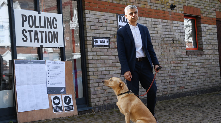 A nyitóképen: Sadiq Khan munkáspárti londoni polgármester a kutyája, Luna társaságában a feleségére vár egy londoni szavazóhelyiség előtt az angliai helyhatósági választásokon 2021. május 6-án. / MTI/EPA/Facundo Arrizabalaga