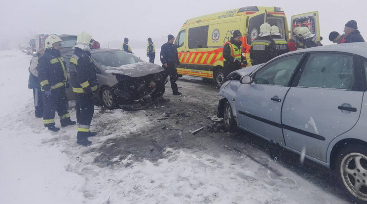 Két autó ütközött Ikervárnál /Fotó:  Sárvári Hivatásos Tűzoltó-parancsnokság