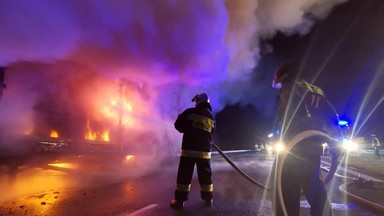 Nocny pożar ciężarówki na autostradzie A4 pod Łańcutem. Droga jest dalej zablokowana [ZDJĘCIA]