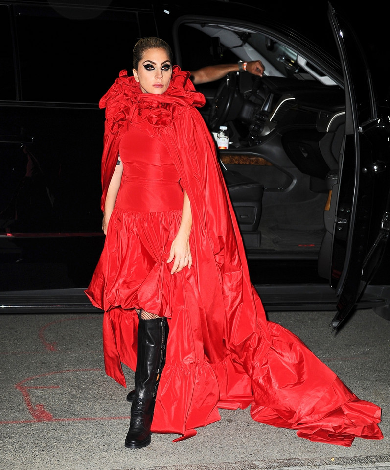 Lady Gaga w czerwonej sukni