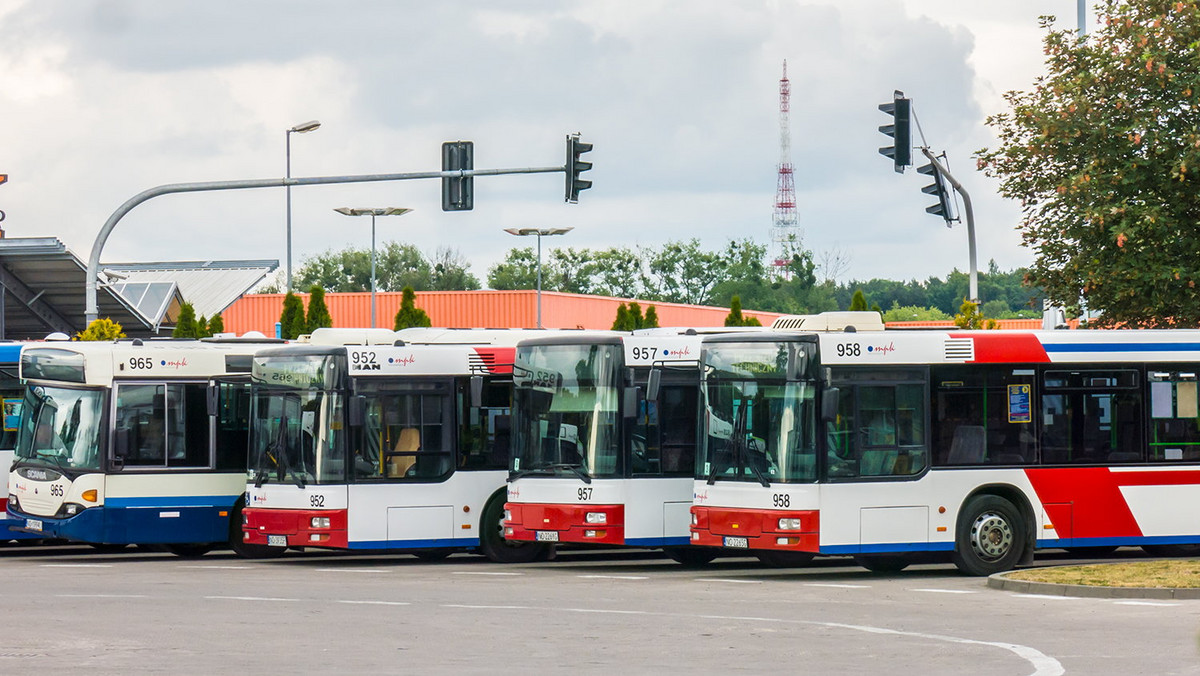 Zarząd Dróg, Zieleni i Transportu w Olsztynie przypomina, że od dziś zaczyna obowiązywać wakacyjny rozkład jazdy komunikacji miejskiej.