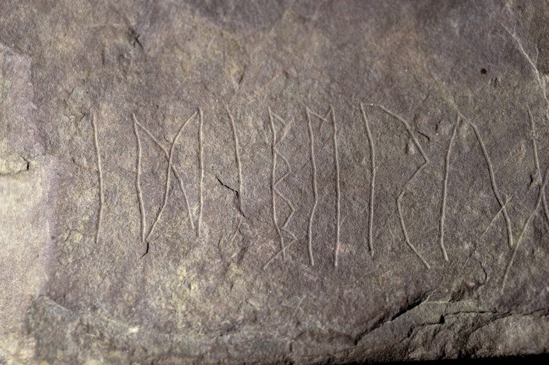 Tajemniczy napis na kamieniu