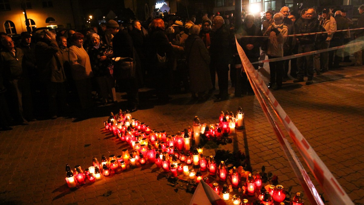 Znicze przed łódzką siedzibą PiS