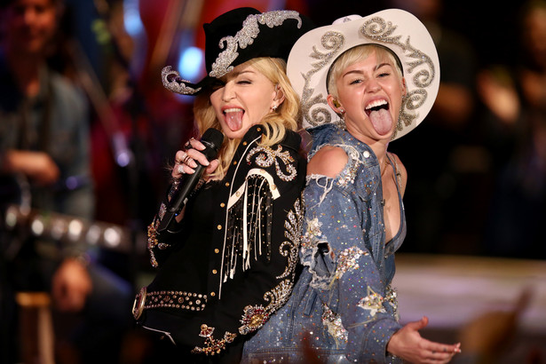 Skandaliski połączyły siły: Miley Cyrus z Madonną bez prądu