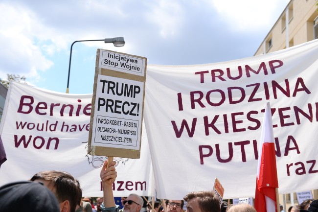 Uczestnicy skandują 'Precz z Trumpem', 'Trumpa nie chcemy, mury rozbijemy'.
